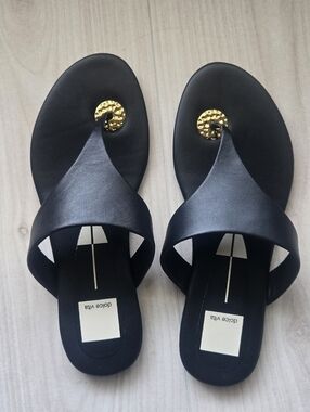 NEW IN BOX!! DOLCE VITA KITTLE LEATHER THONG SANDAL - BLACK/GOLD SIZE 7